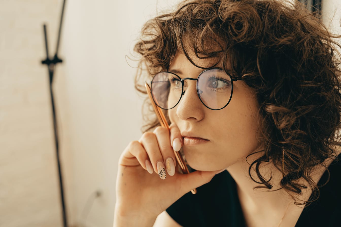Dirigeante en pleine réflexion