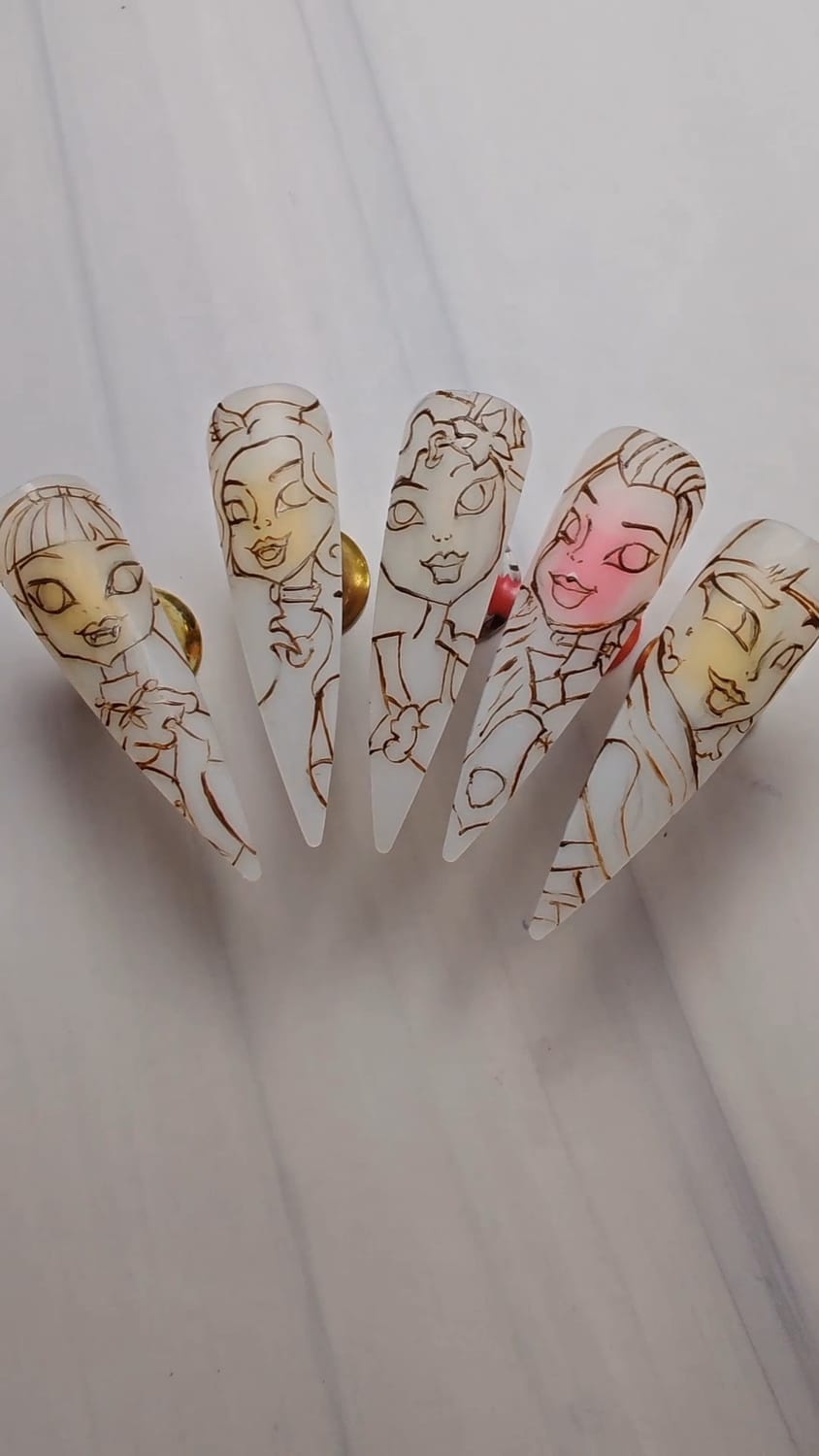 sticker de corazón con rayo y pequeñas estrellas sobre fondo punk rosa negro