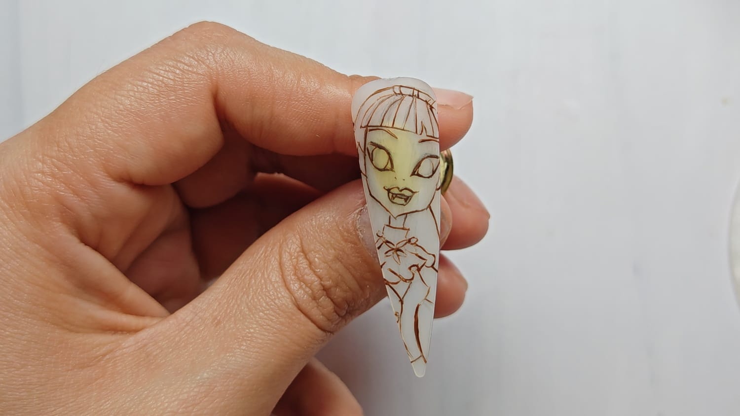 mano ilustrada con cadena, corazón, telaraña y destellos estilo cuaderno punk