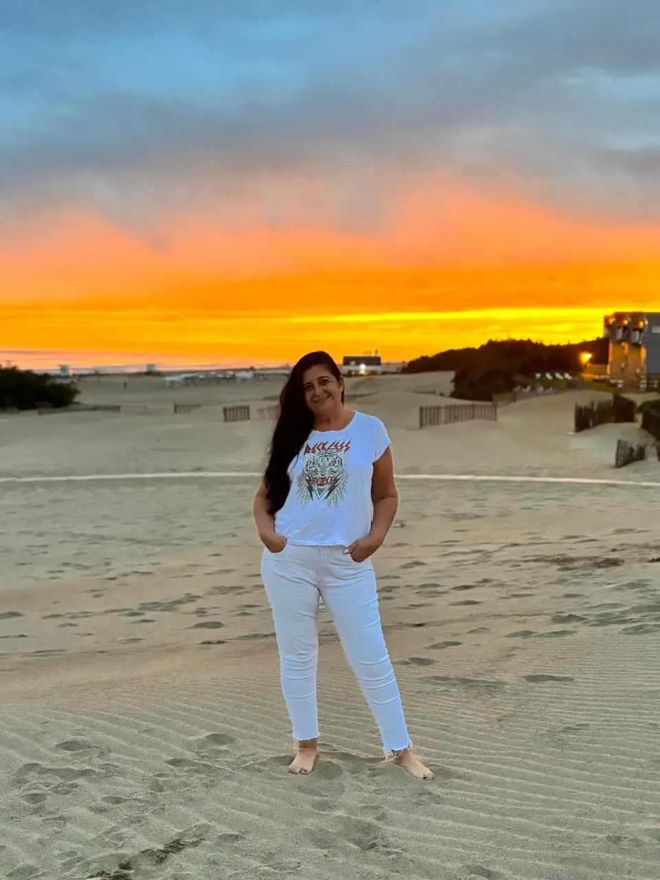Adriana Graziano en la playa al atardecer, en su nueva etapa