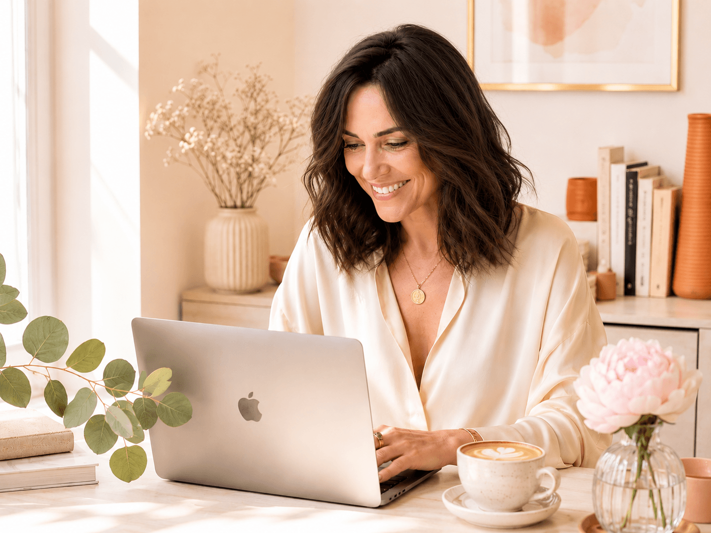 Femme entrepreneure travaillant sur son ordinateur