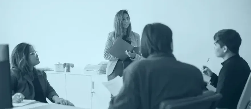 Clase con estudiantes en una sala