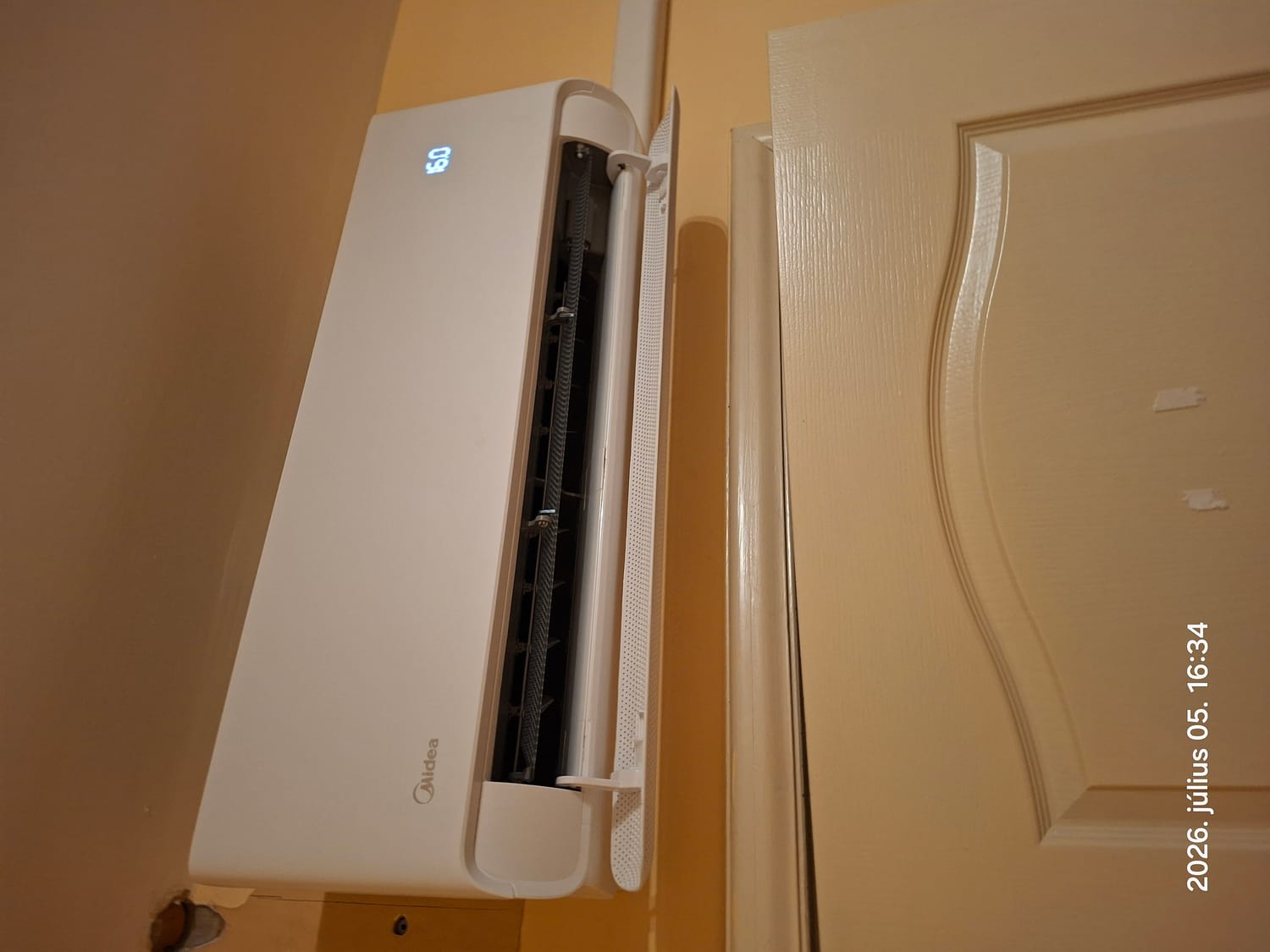 Beszerelt klíma beltéri egysége a falon, oldalnézetből
