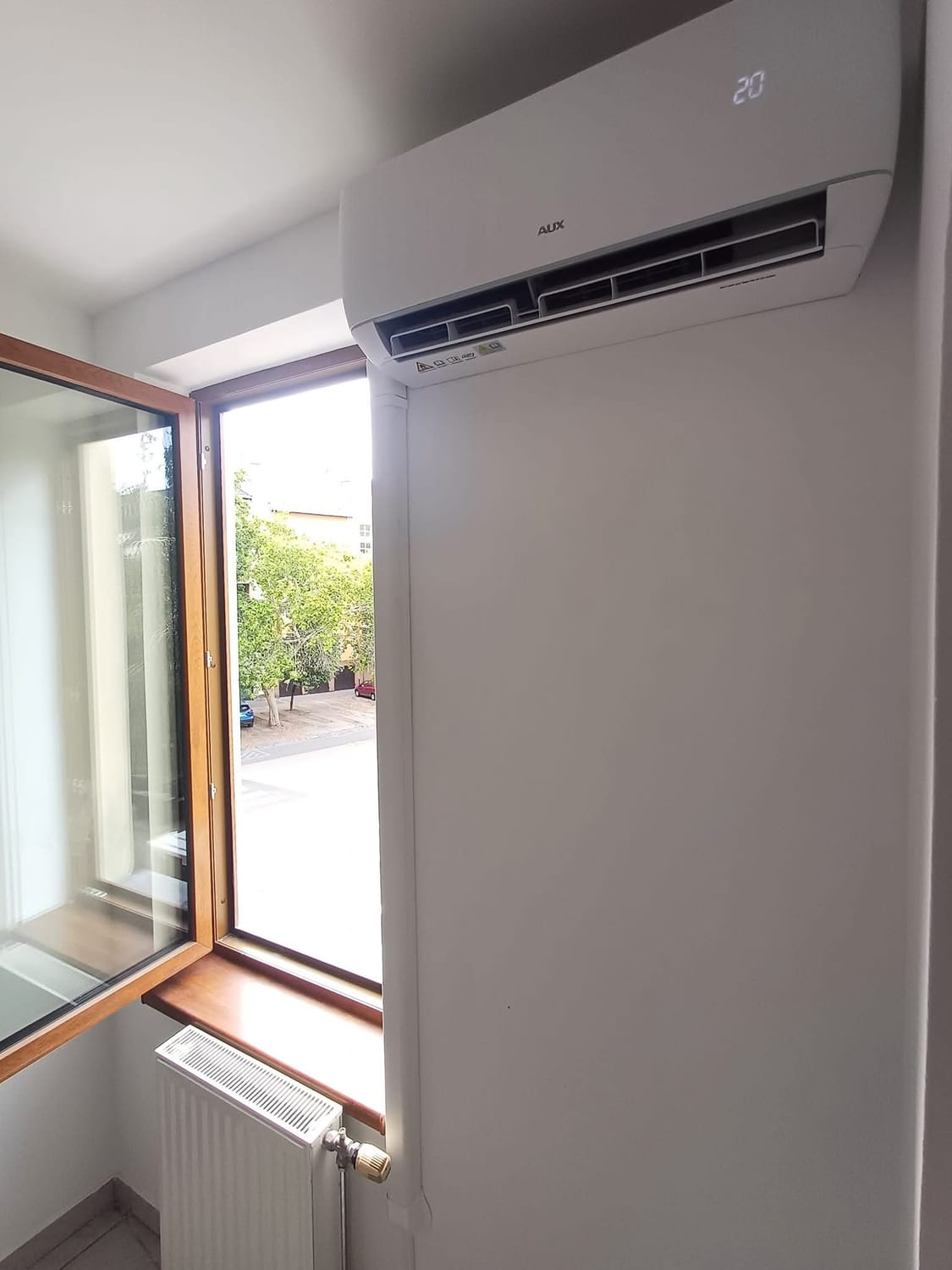 Beszerelt klíma beltéri egysége az ablak mellett