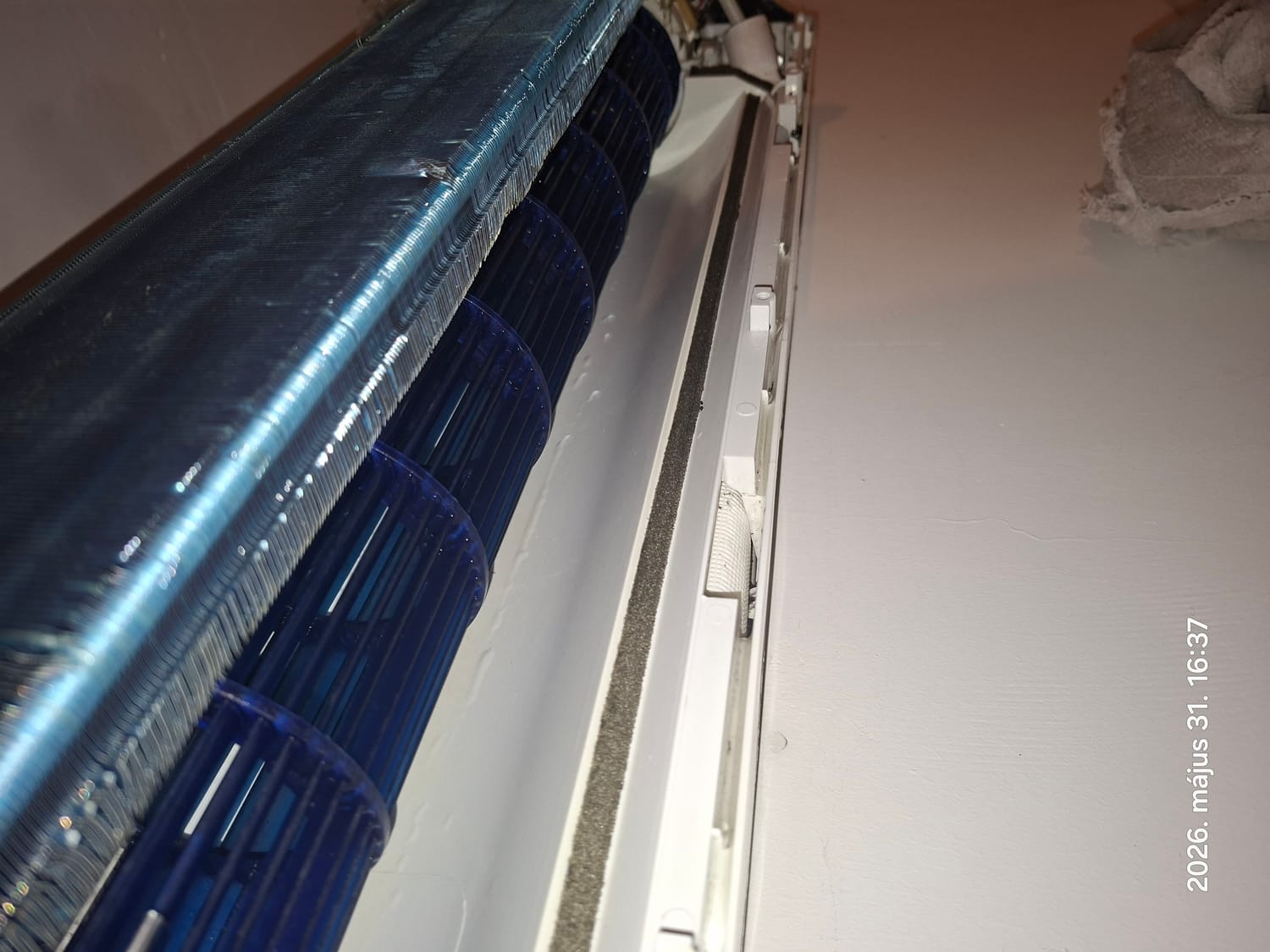 A beltéri egység hőcserélője és ventilátora közelről, tisztítás közben