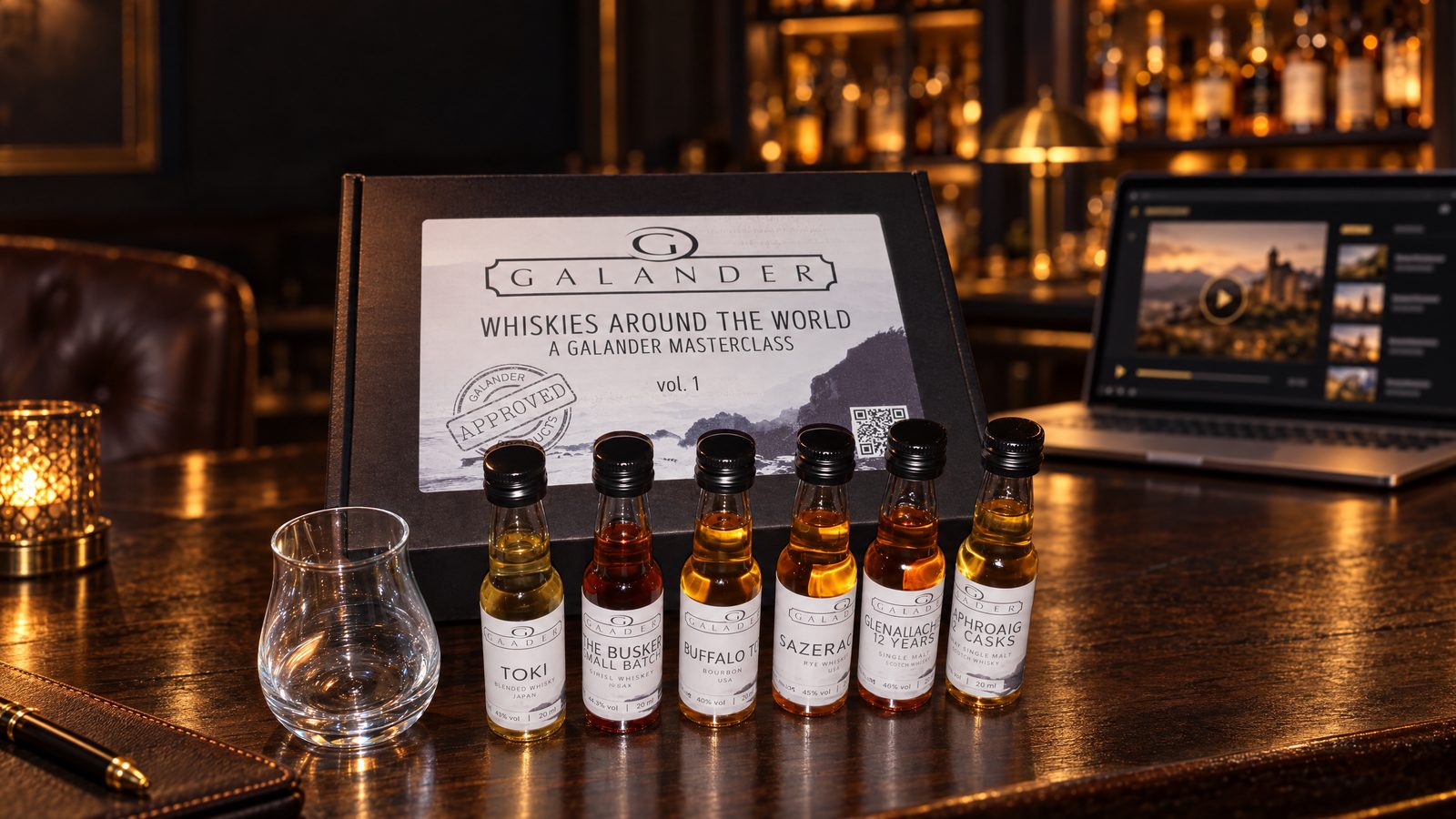 Probenbox mit Nosingglas, sechs Whiskys und die Masterclass auf dem Laptop