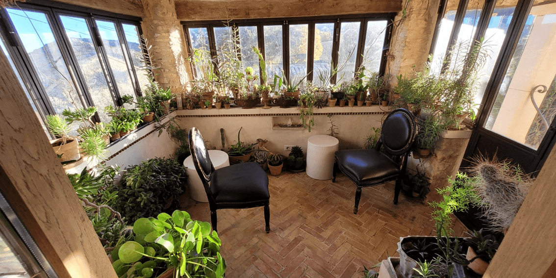 Véranda avec chaises et plantes