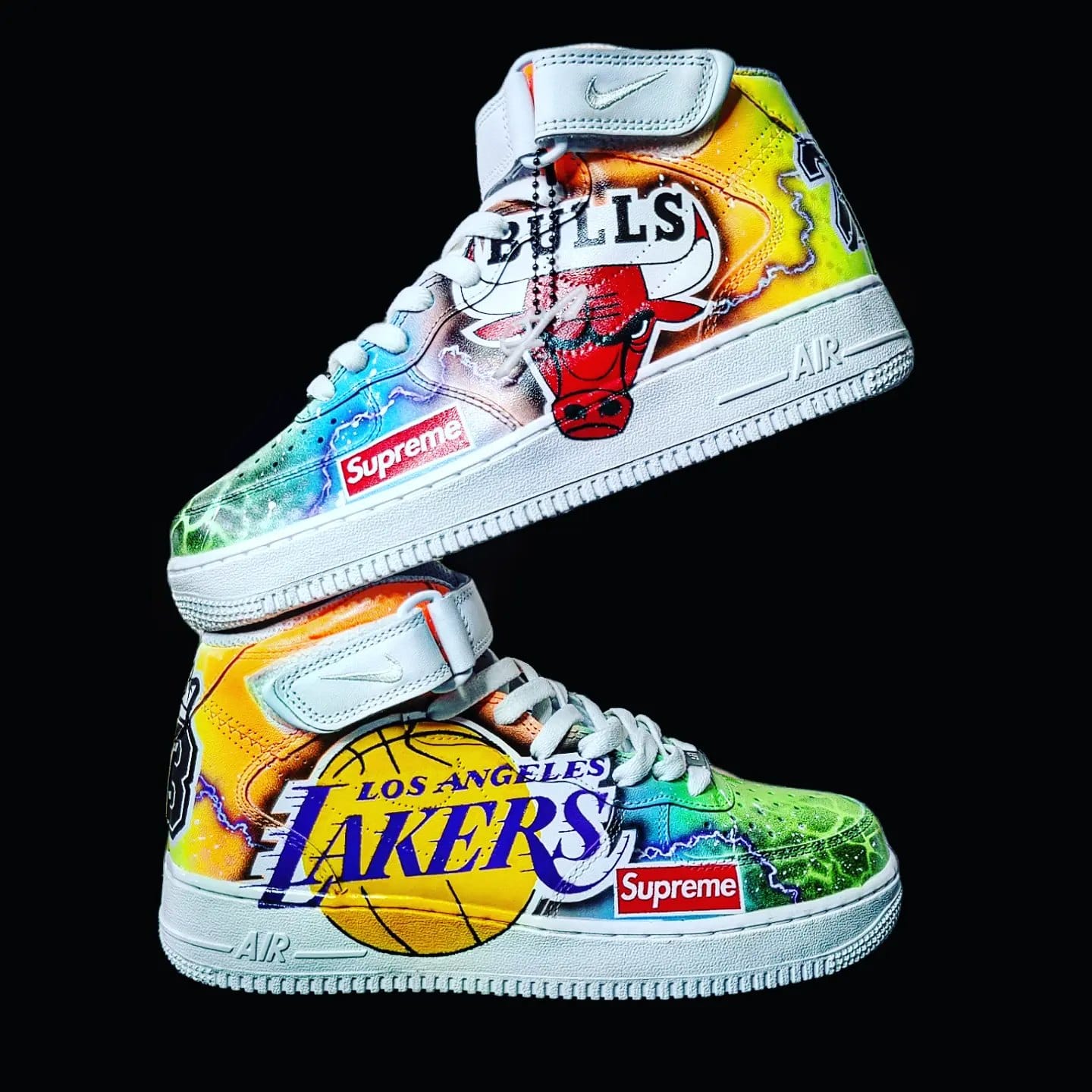 Sneaker custom DLA sur fond noir