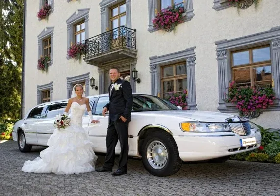 Weiße Lincoln Town Car Stretchlimousine von Sternlimos in Freiburg