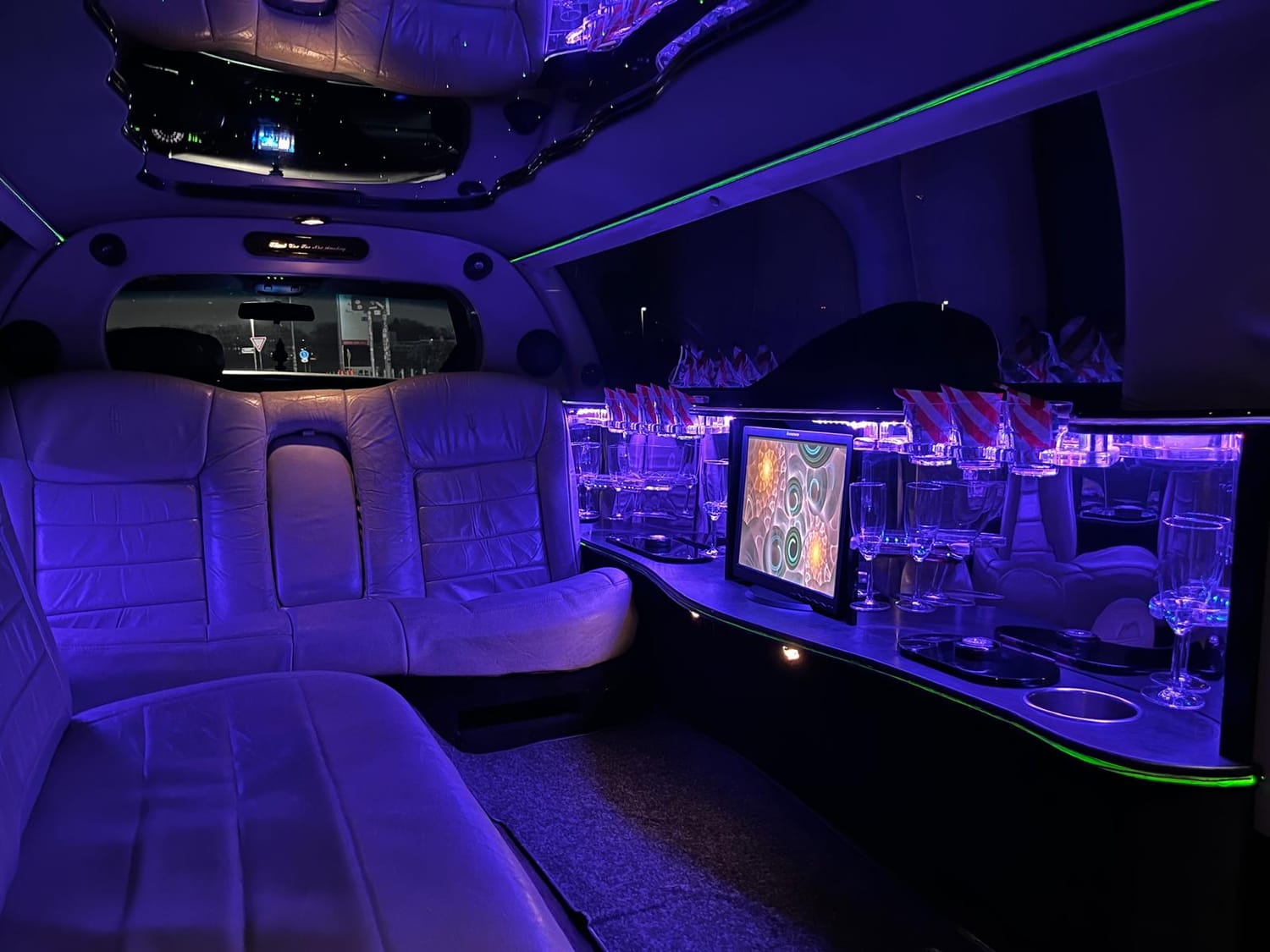 Innenraum der Stretchlimousine mit blauer Beleuchtung