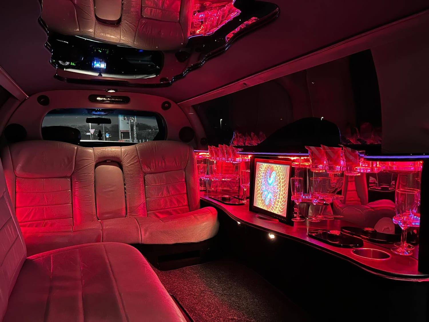 Innenraum der Stretchlimousine mit roter Beleuchtung