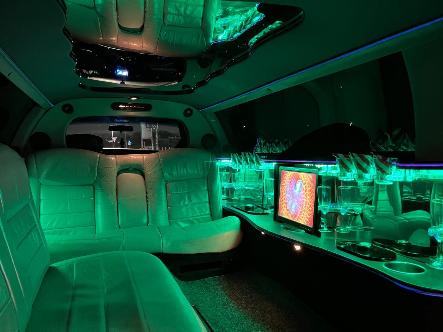 Innenraum der Stretchlimousine mit grüner Beleuchtung