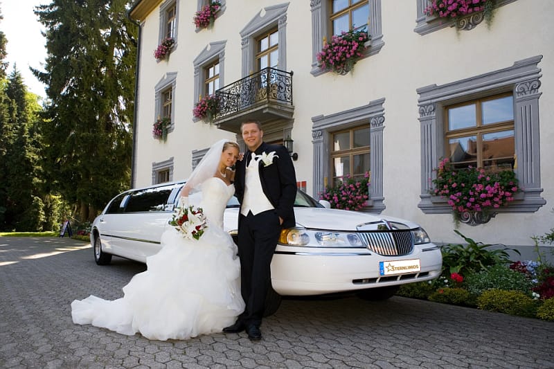 Hochzeitslimousine mit Hochzeitspaar in Freiburg