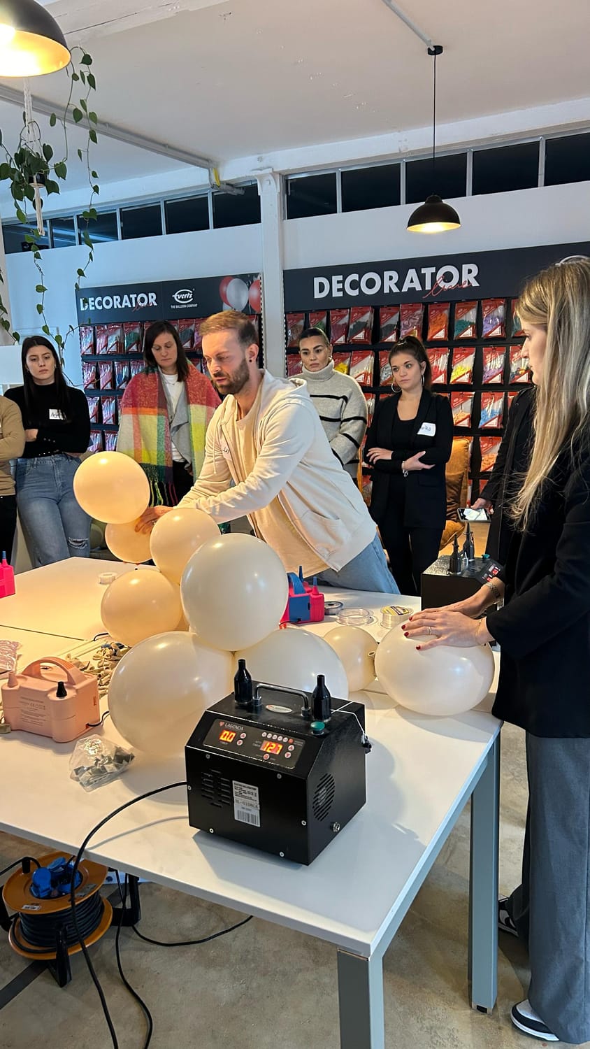 Luan Sipeer unterrichtet im Workshop Ballondekoration