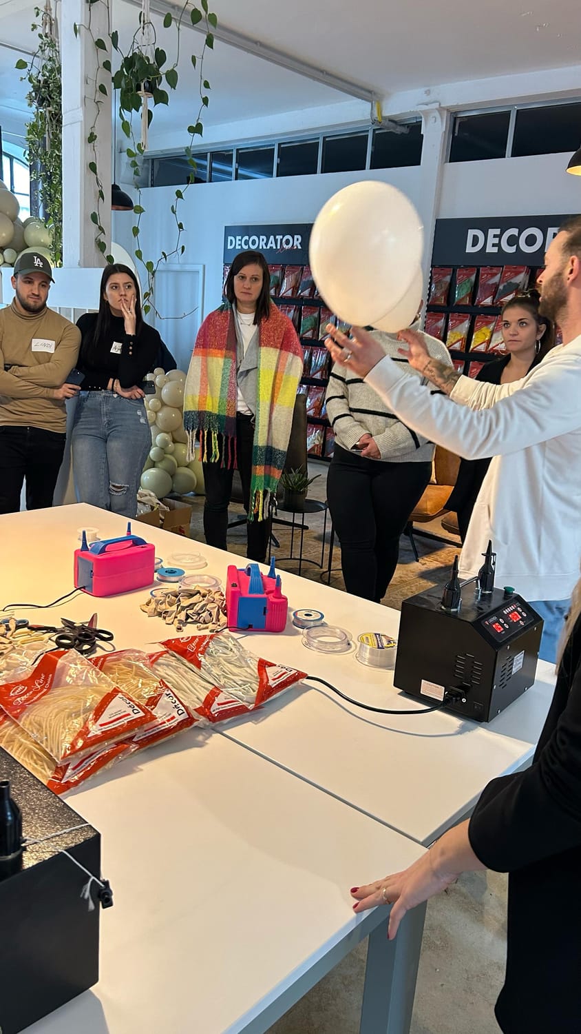 Workshop der Decorator Academy: Teilnehmerinnen lernen Ballondekoration