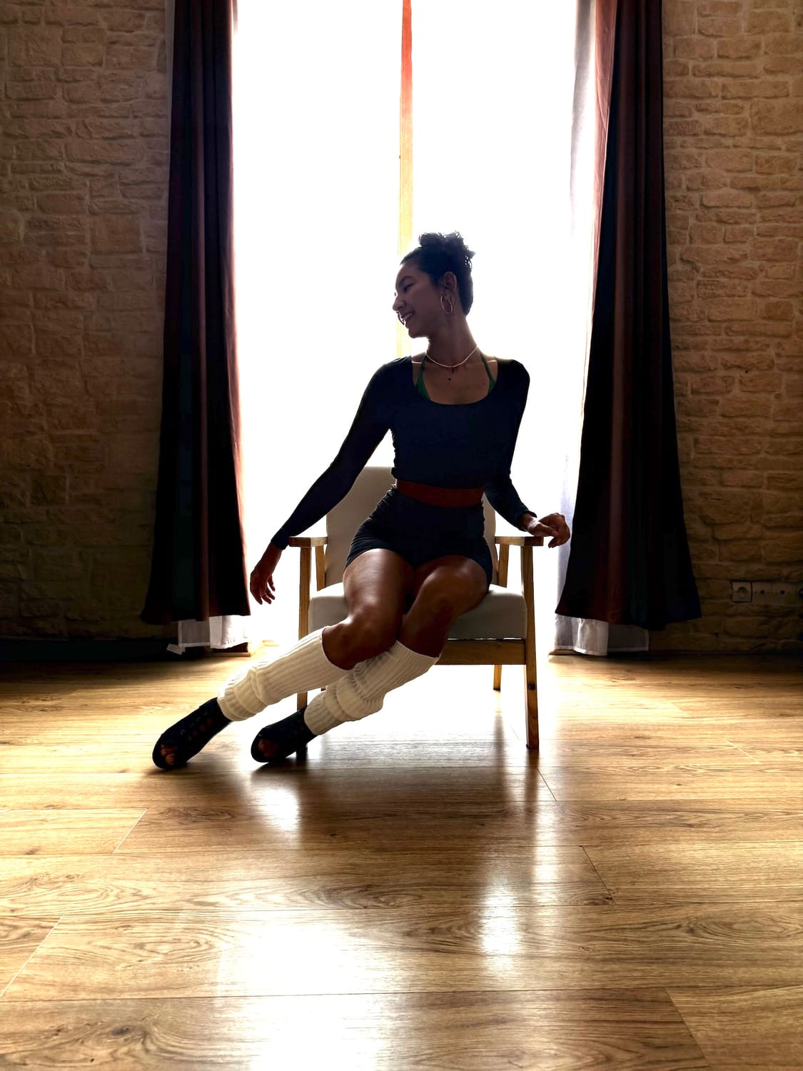 Fondatrice Laura sur une chaise posé 