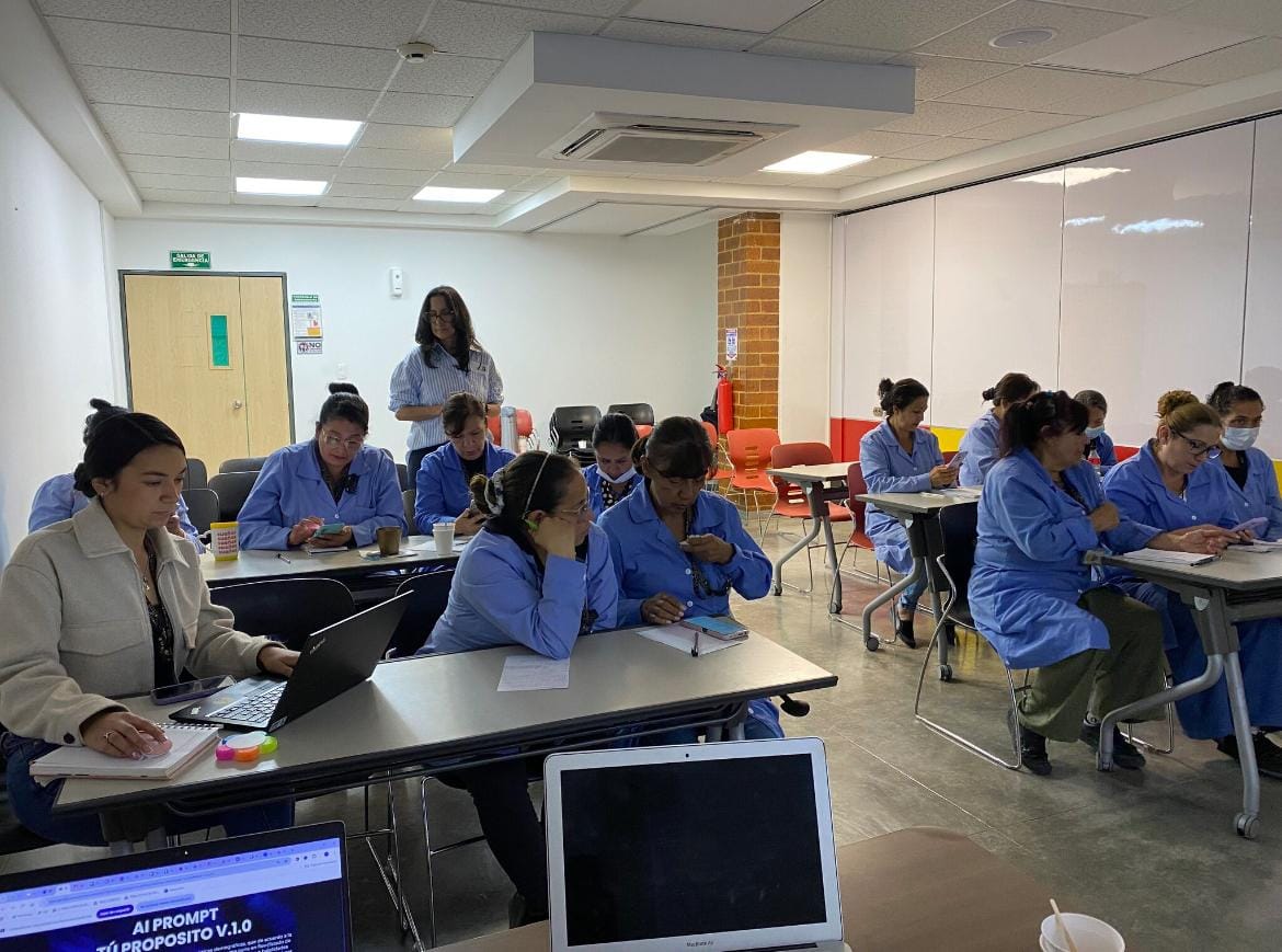 Ana Caro facilitando un taller con un grupo de participantes