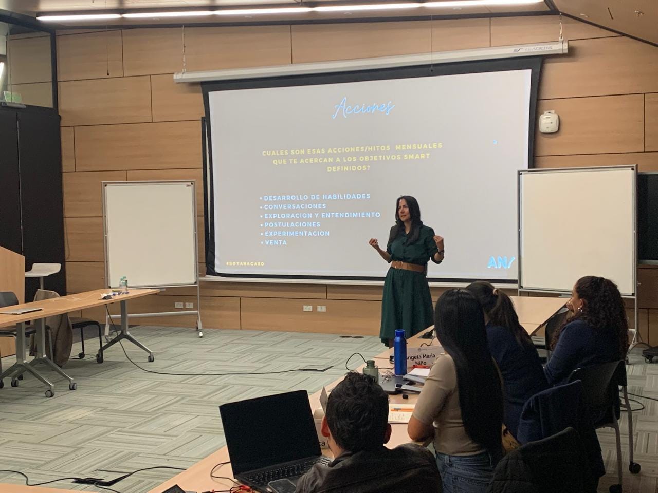 Ana Caro trabajando con un grupo en un taller