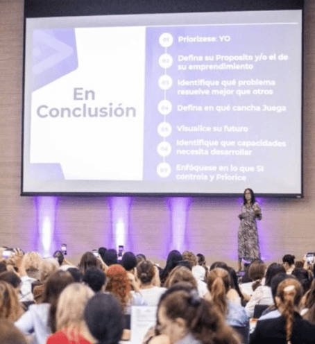 Registro de una intervención de Ana Caro ante una audiencia