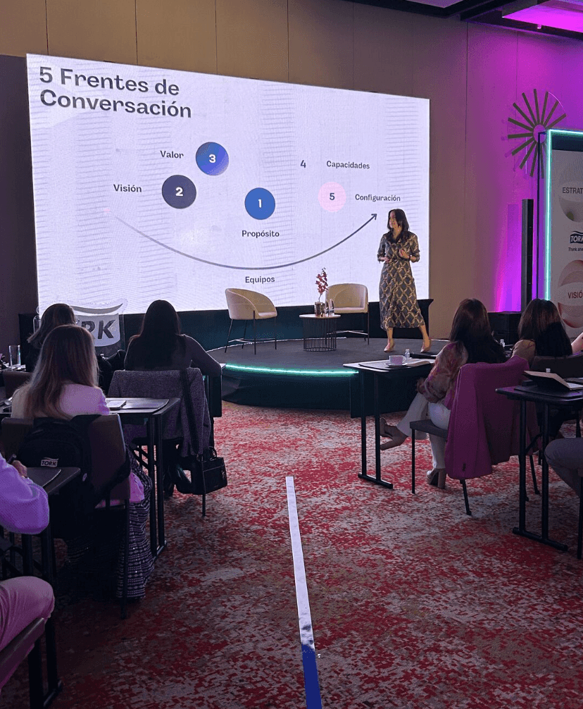Registro de Ana Caro participando en un espacio de charla