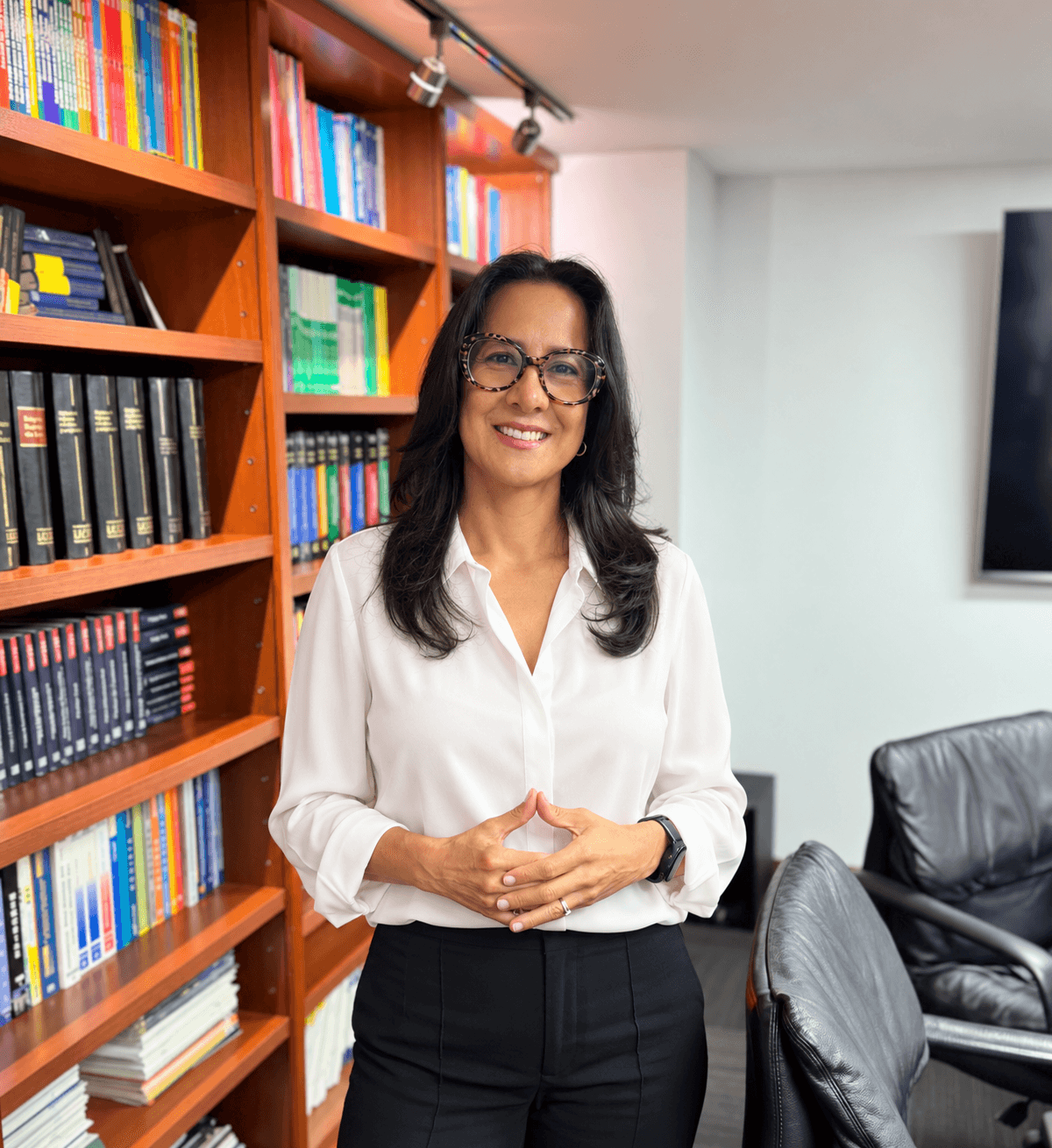 Ana Caro en su espacio de oficina