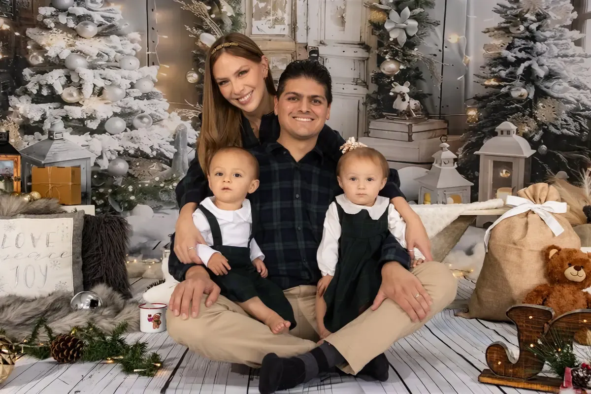 Familia sonriendo en una sesión de Navidad COLORAMA