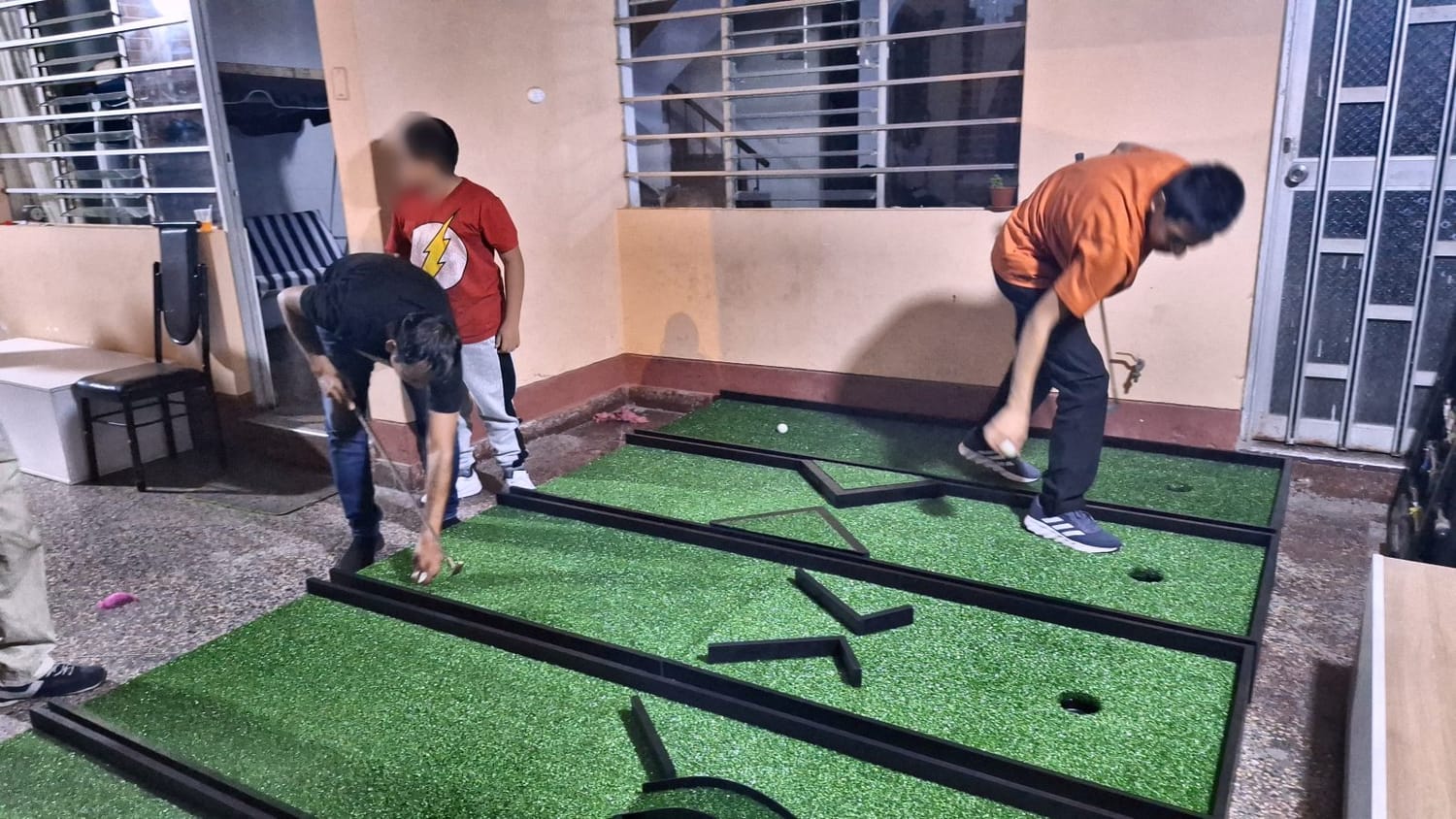 Alquiler de minigolf para eventos en Lima: circuito 7Lab de hoyos con obstáculos armado y personas jugando