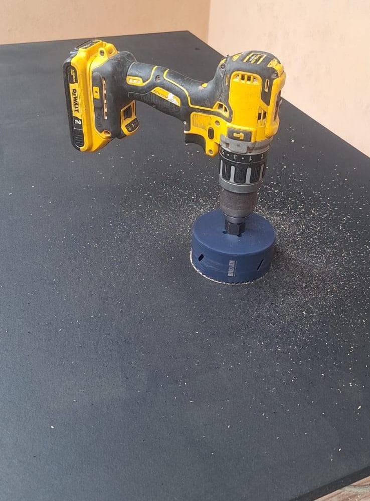Perforación del hoyo en la base de un módulo de minigolf 7Lab en el taller