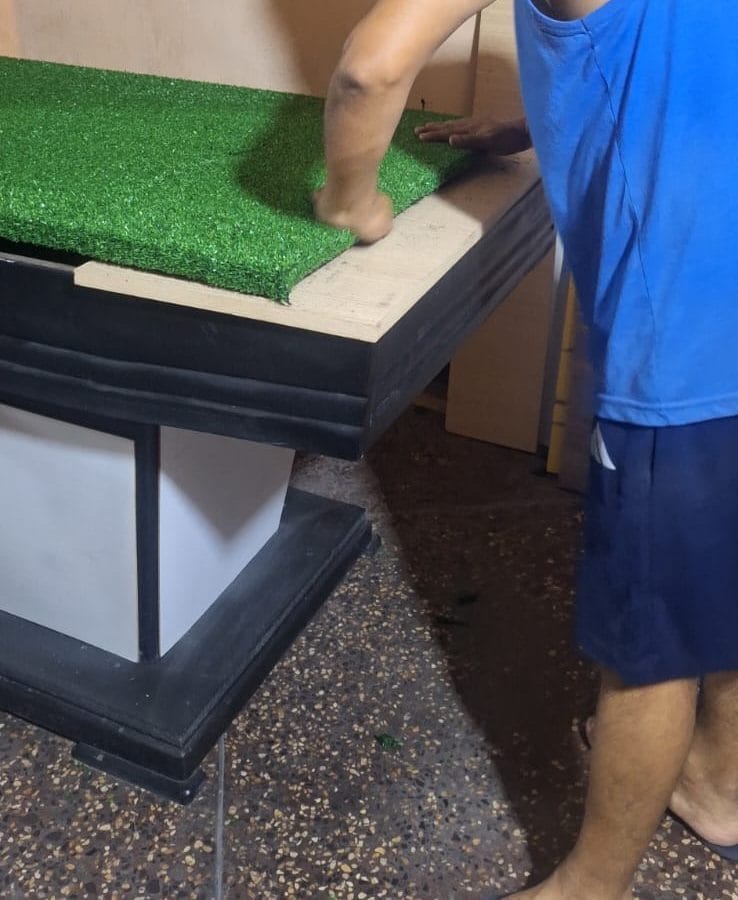 Instalación del grass sintético sobre un módulo de minigolf 7Lab