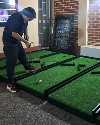 Golpe de minigolf en cámara lenta en un circuito 7Lab