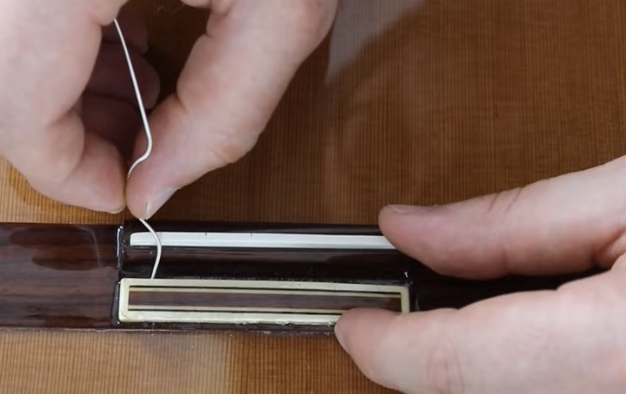 Comment changer les cordes d'une guitare classique