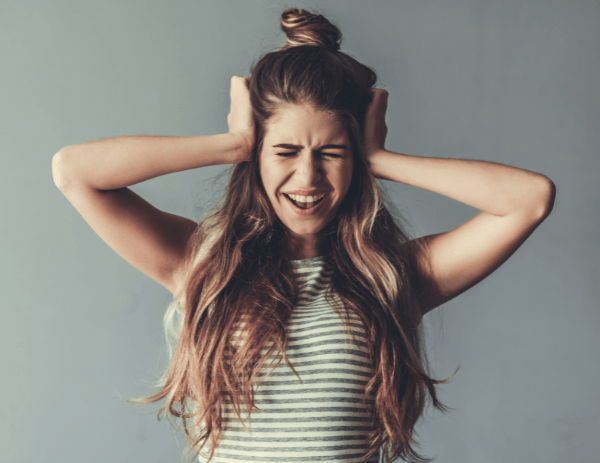 Enfant libérant ses émotions naturellement