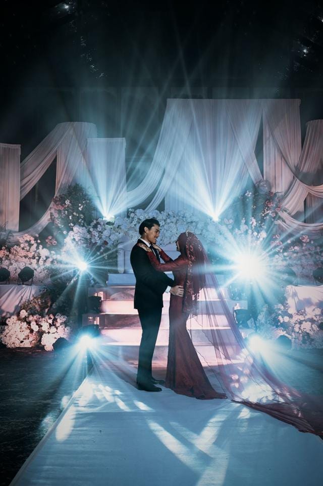 Beams over the pelamin