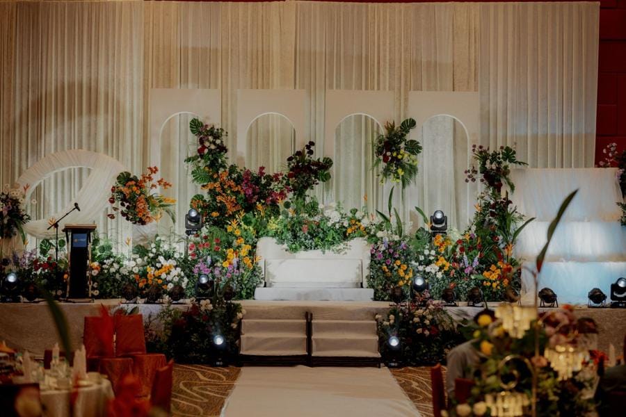 Ballroom pelamin with florals