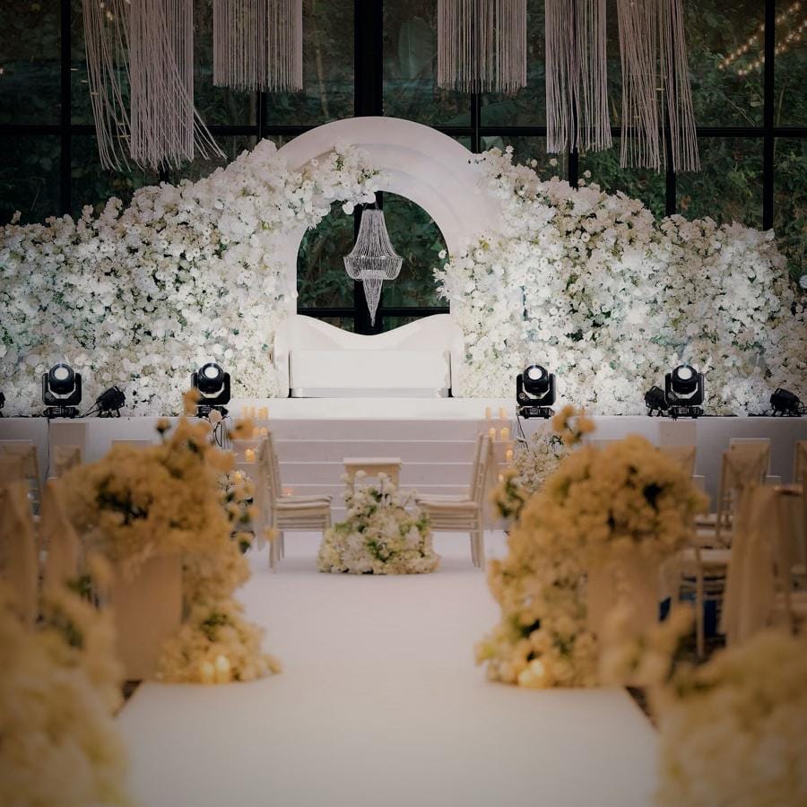 White moon arch pelamin