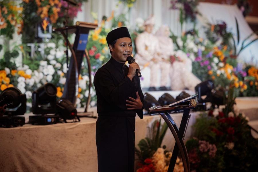 Bilingual emcee hosting the programme