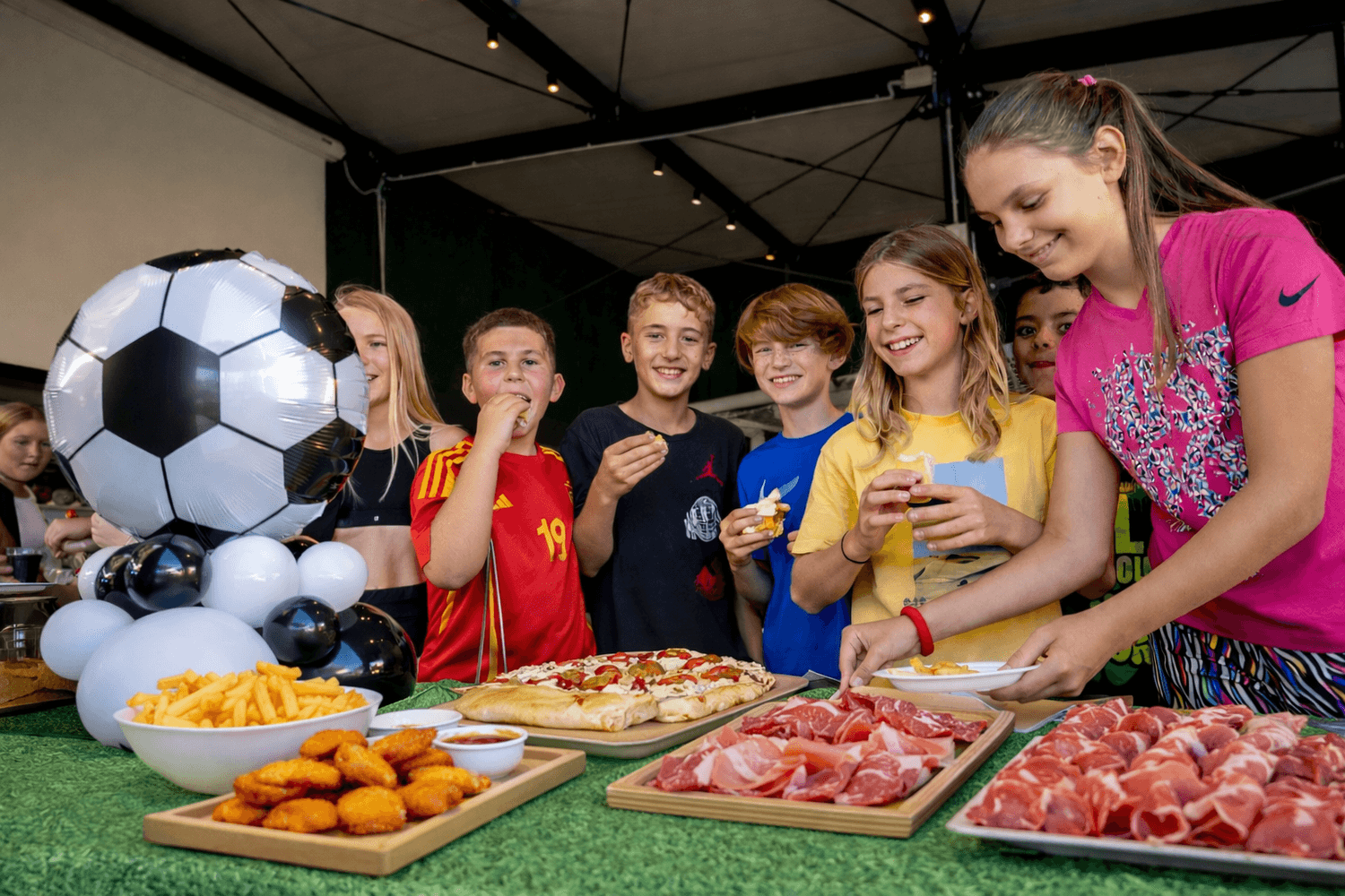 Bambini al buffet di Compleanno da Campione
