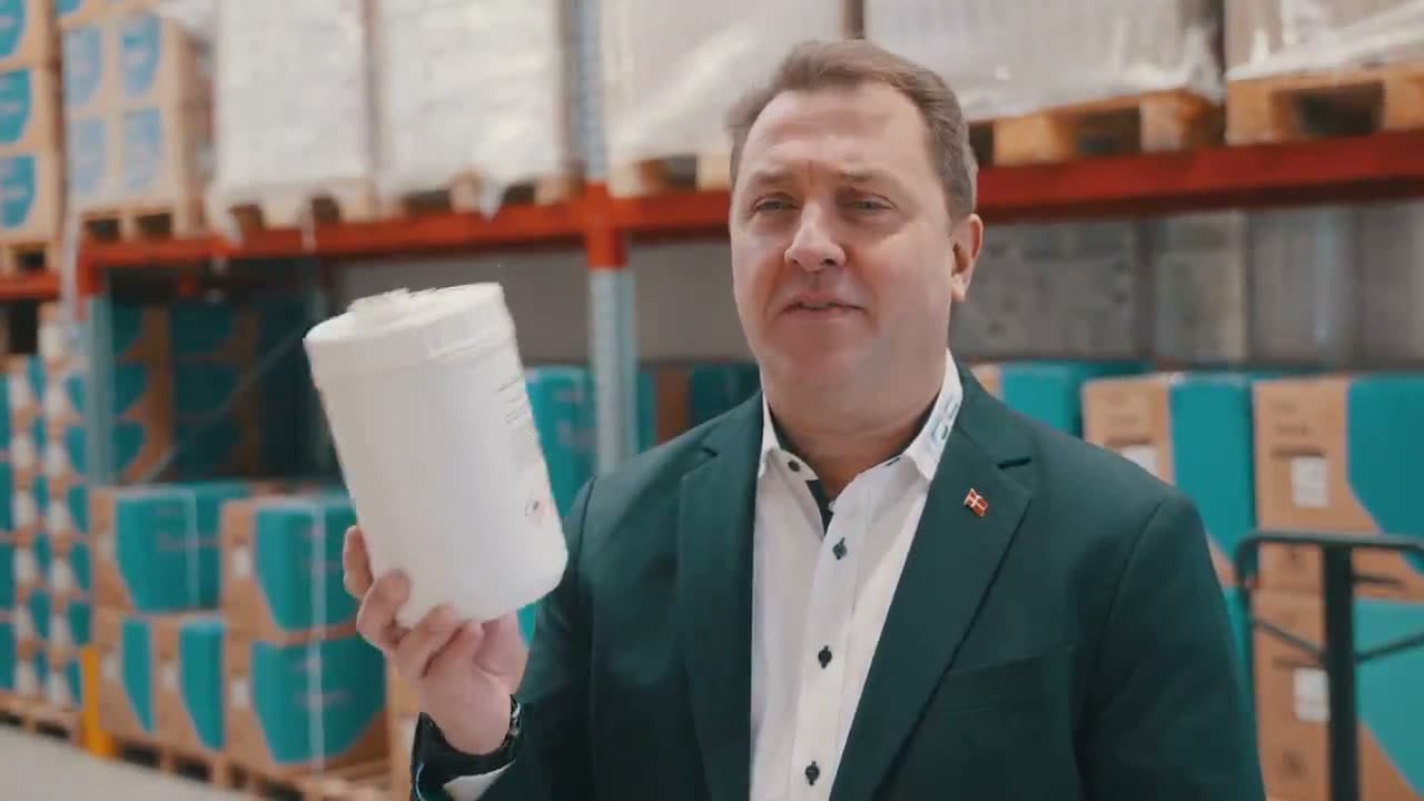Sønnen holder det samme produkt frem samme sted