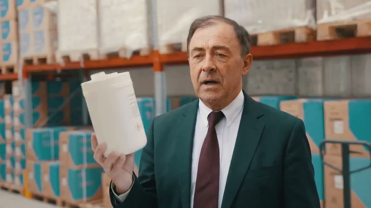 Stifteren holder et produkt frem på lageret
