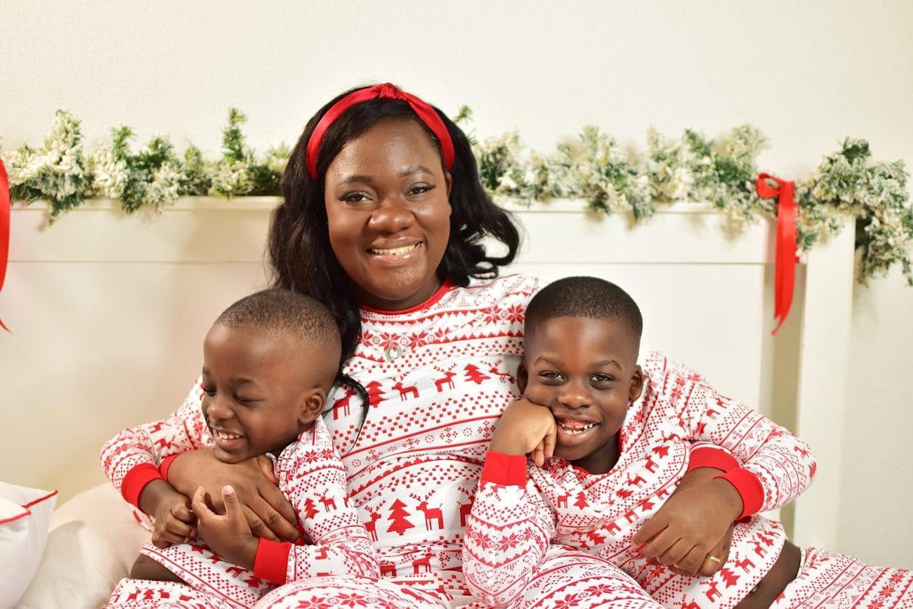 Esther et ses deux garçons en pyjama de Noël