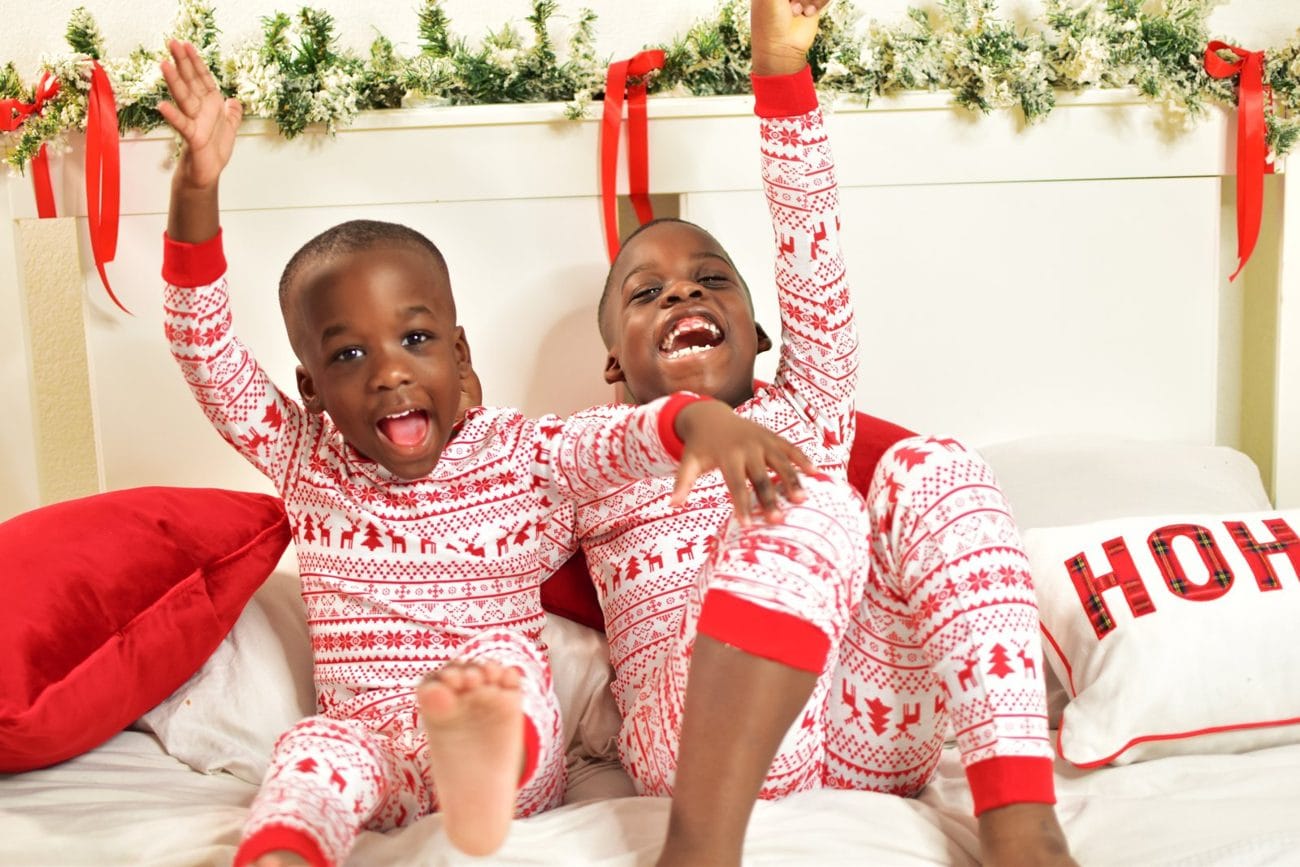 Les garçons en pyjama de Noël