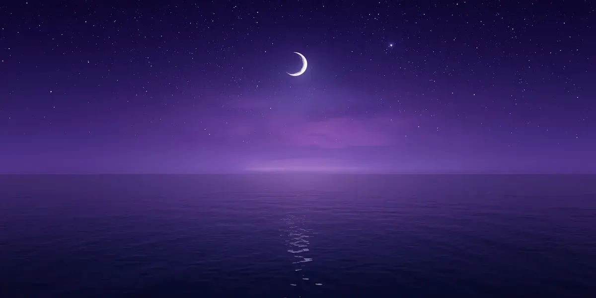 Un croissant de lune au-dessus d'une mer calme sous un ciel étoilé violet