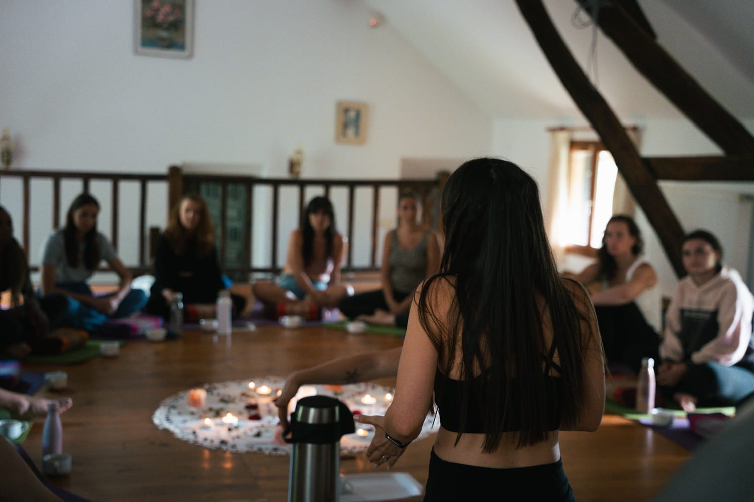 Facilitatrice face au cercle des participants