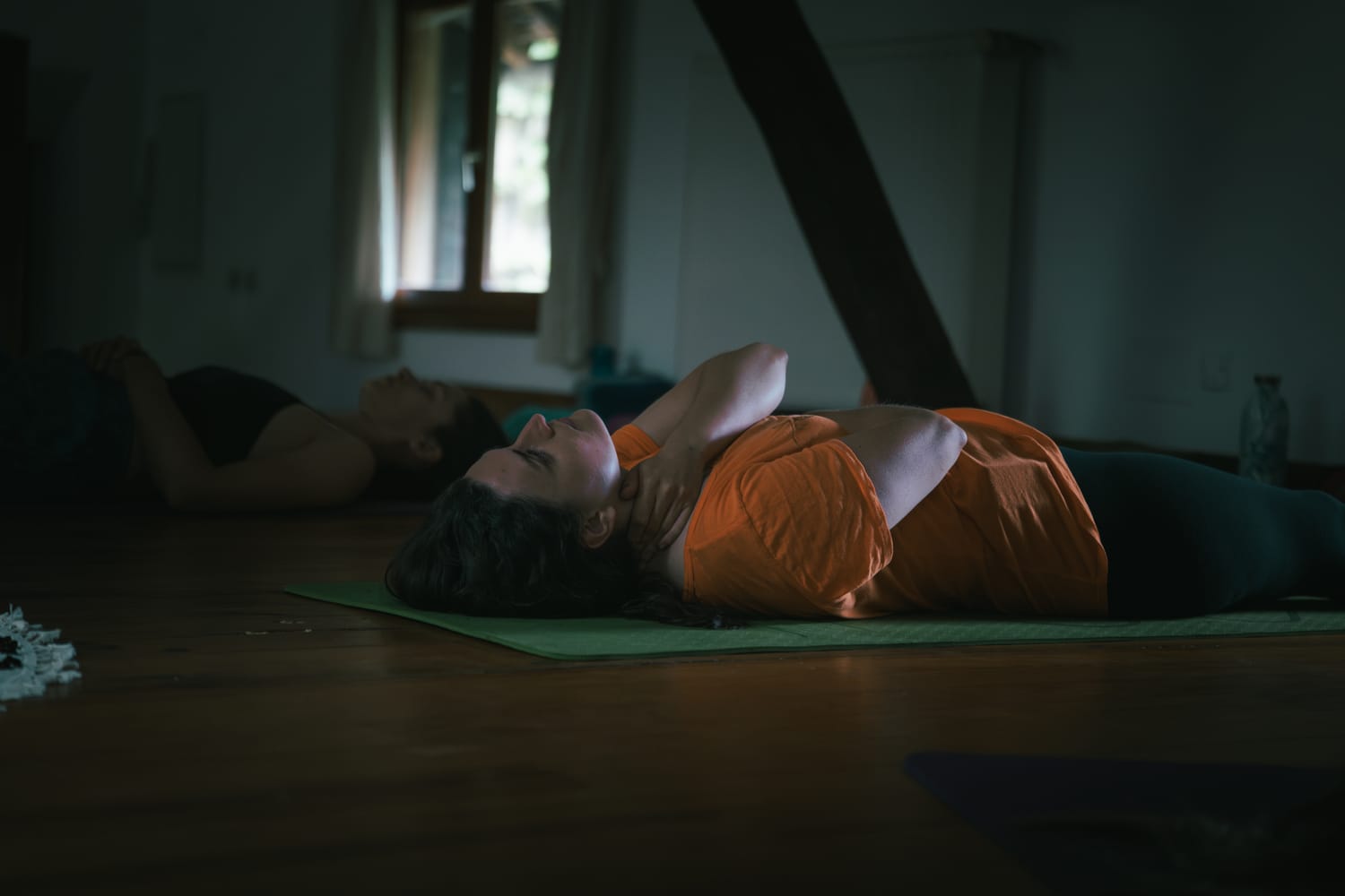 Femme en orange, respiration active