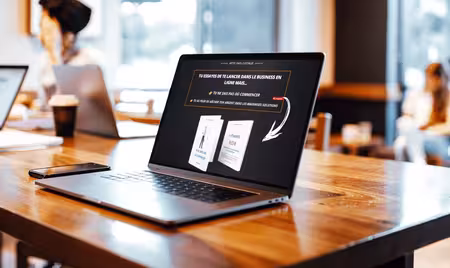 Ecran d'ordinateur avec visuel d'outils SaaS en nouveauté.