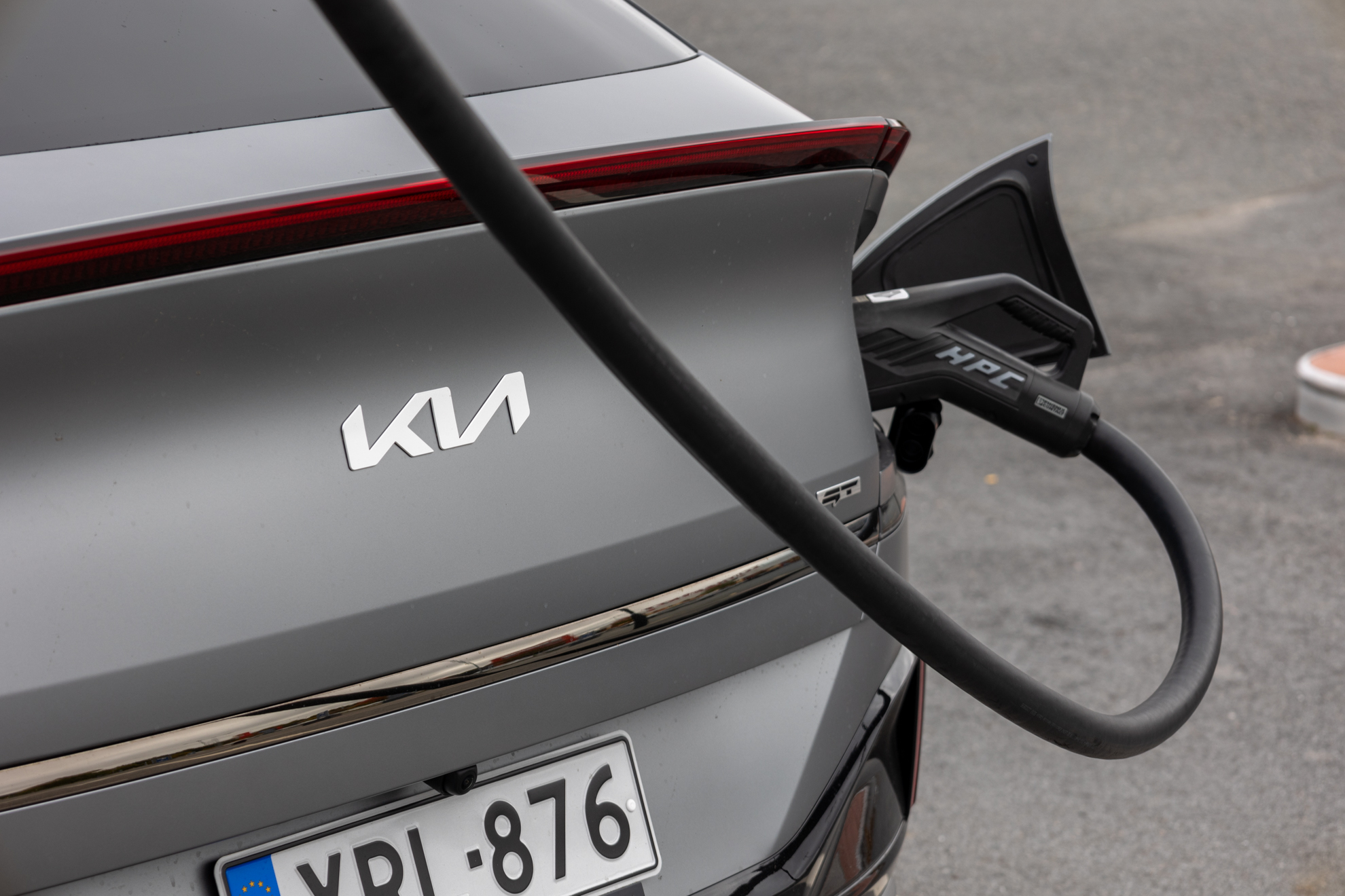800 voltin arkkitehtuuria hyödyntävä Kia EV6 kykenee jopa 240 kW:n lataustehoon sopivissa olosuhteissa, ja nyt tarjolle tulevalla päivityksellä parannetaan toteutuvia lataustehoja myös viileissä olosuhteissa.