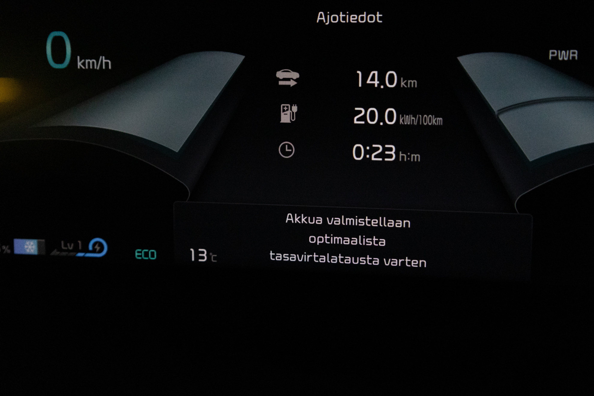 800 voltin arkkitehtuuria hyödyntävä Kia EV6 kykenee jopa 240 kW:n lataustehoon sopivissa olosuhteissa, ja nyt tarjolle tulevalla päivityksellä parannetaan toteutuvia lataustehoja myös viileissä olosuhteissa.