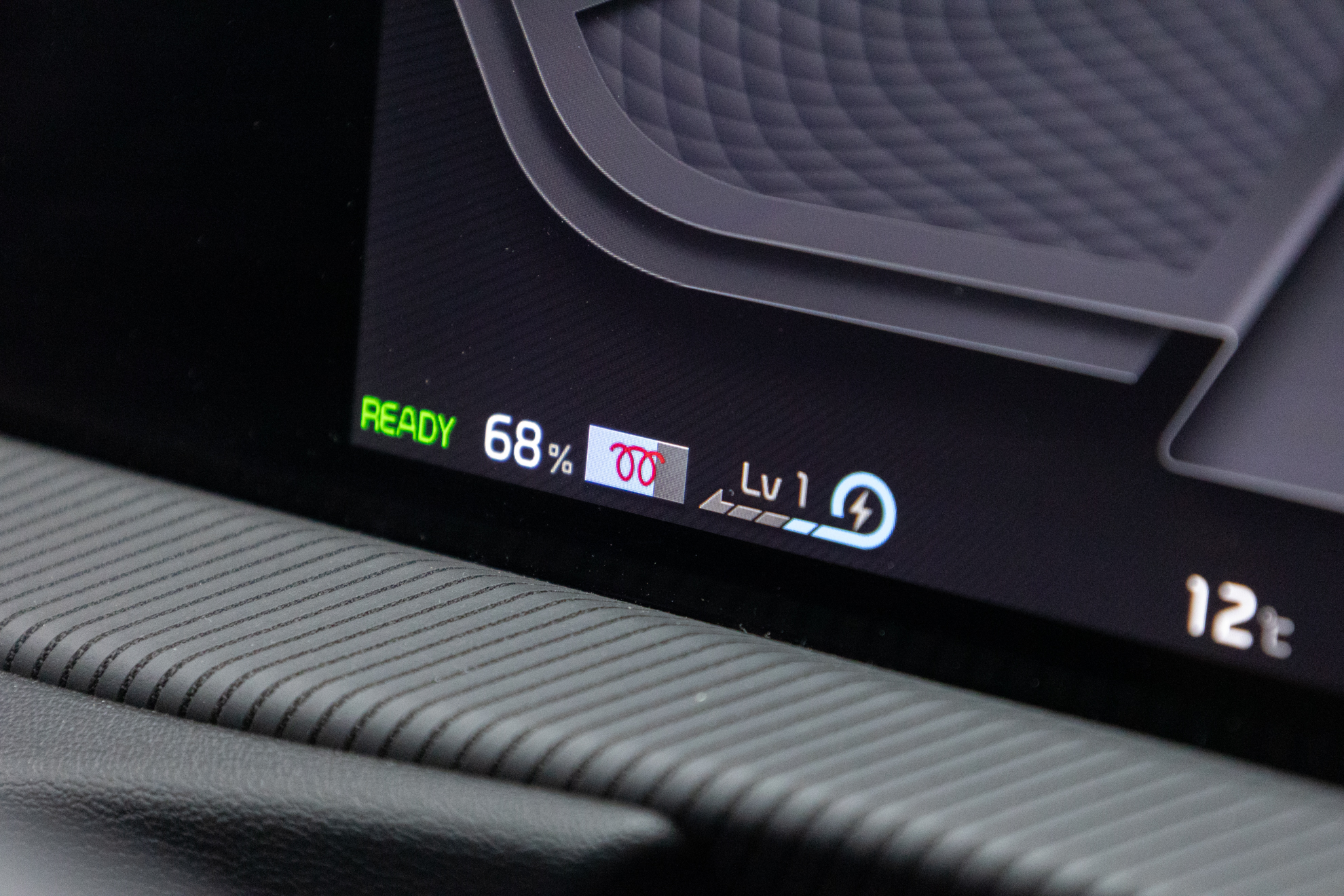 800 voltin arkkitehtuuria hyödyntävä Kia EV6 kykenee jopa 240 kW:n lataustehoon sopivissa olosuhteissa, ja nyt tarjolle tulevalla päivityksellä parannetaan toteutuvia lataustehoja myös viileissä olosuhteissa.