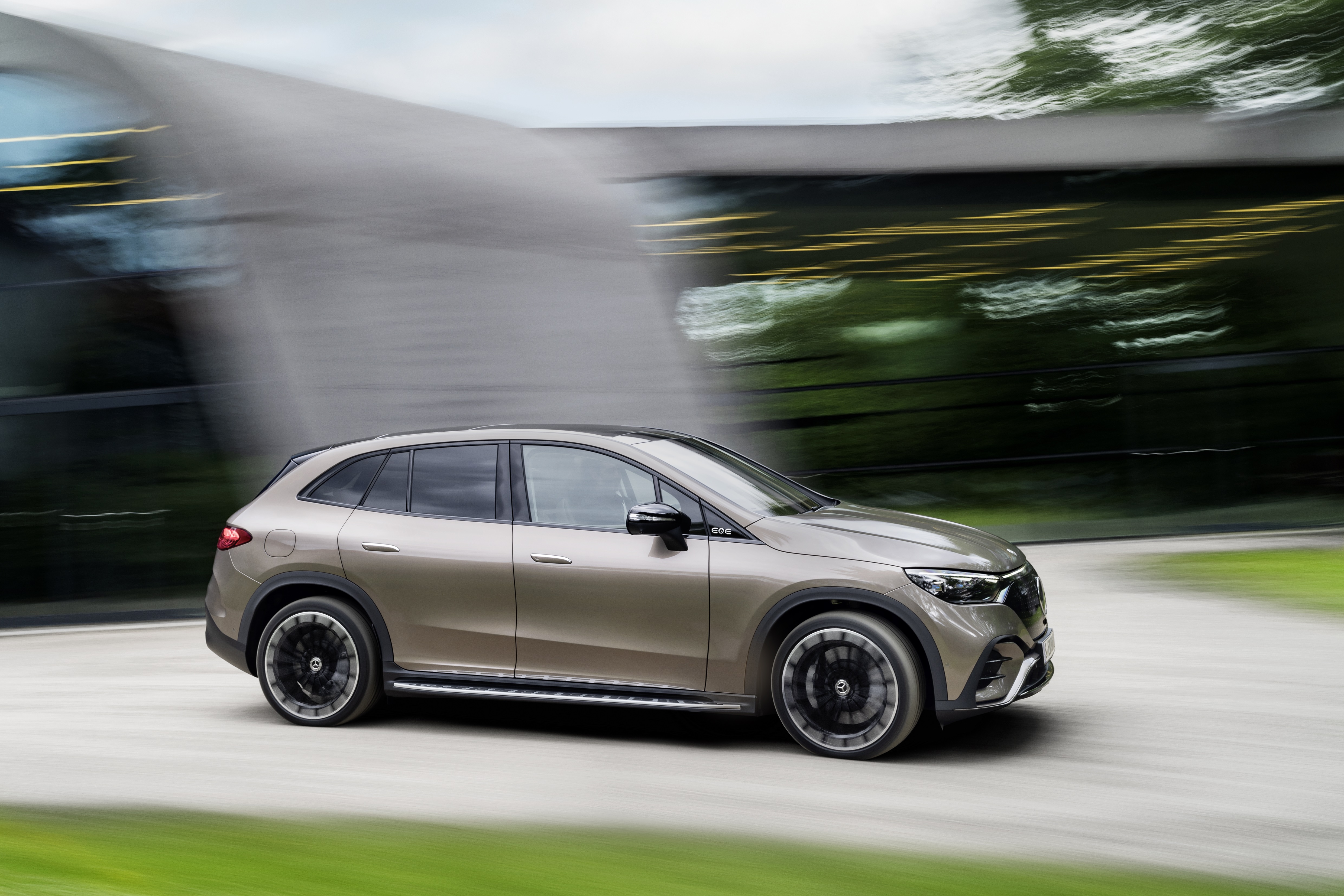 Uusi Mercedes-EQ EQE SUV