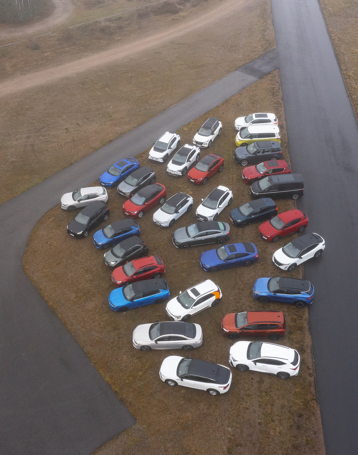Vuoden Auto Suomessa 2023 -ehdokkaat ryhmäkuvassa Nummelan lentokentällä 2.11.2022. Kuvaaja: Jari Kohonen.